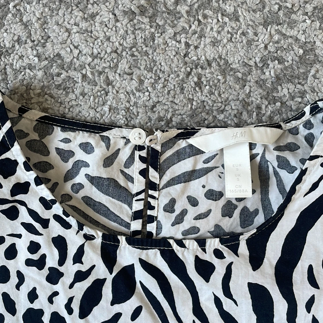 Svartvit blus med puffärmar från H&M - 1