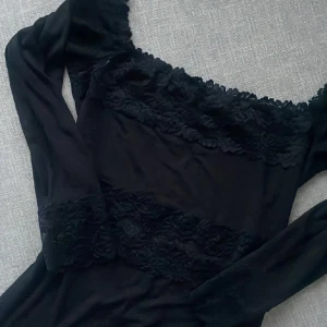 Intimissimi tröja  - Intimissimi offshoulder topp med spetsdetaljer. Storlek L men passar perfekt för S/M. Högsta bud