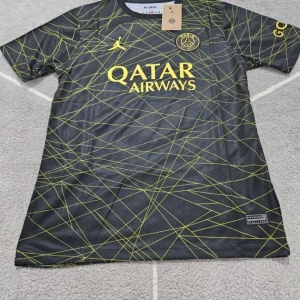 Svart - PSG fotbollströja  - Säljer en svart PSG fotbollströja från Jordan med gula linjer och loggor. Tröjan har korta ärmar och är tillverkad i ett lätt och ventilerande material. Perfekt för dig som vill sticka ut på planen eller på läktaren. Vid frågor är det bara att kontakta - obs storlek S finns också 