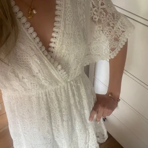 Vit spetsklänning - En supersöt vit spetsklänning perfekt till konfirmation, student eller andra sommartillfällen🌸 Endast använd en gång på konfirmation🙌