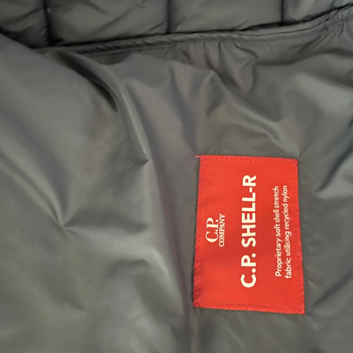 Svart pufferjacka med goggles från C.P. Company - 4