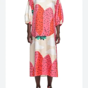 En härlig jordgubbs mönstrad sommar klänning från Marimekko  - Färgglad sommar klänning i tunnt silkes material. 