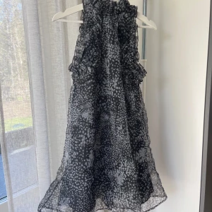 H&M klänning - Säljer min underbara klänning från H&M i storlek xs. Jag har endast använt klänningen 1-2 gånger så den är i princip i nyskick. Klänningen går lite ovanför knäna på mig och jag är 160cm lång. Nypris 699kr, jag säljer den för 300kr