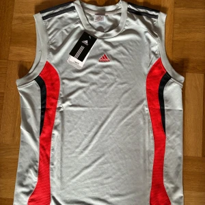 Adidas sport linne - Adidas sport linne säljes, helt nytt väldigt snyggt om jag får säga det själv, storlek L