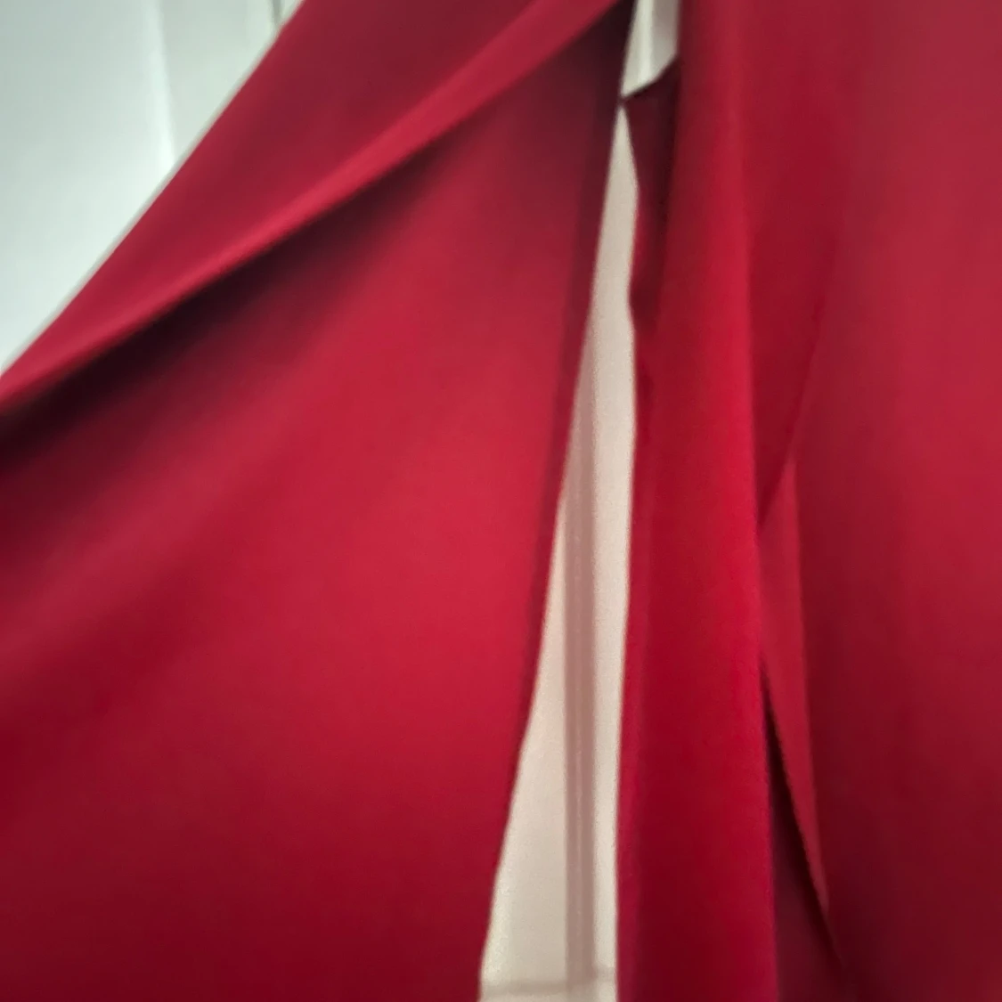 Vinröd kavaj med capeärmar  - 1