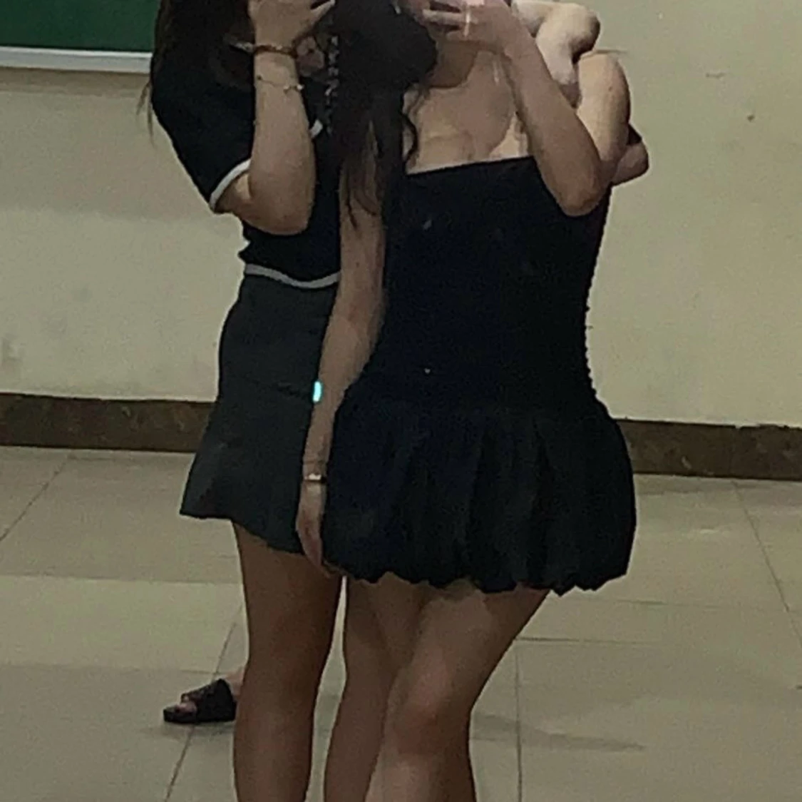 Svart klänning med volangkjol och knytband - 4