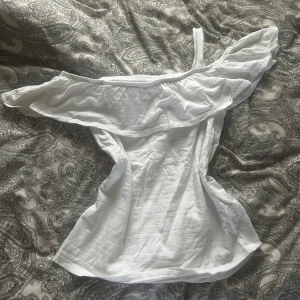 Tröja - En jätte fin tröja som passar till nästan allt och är verkligen super fin till sommar❤️ tröja är i storlek 158 fast den passar som xs 