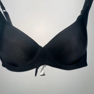 Två svarta BHS - Två olika storlekar. Den med storlek 85B är i nytt skick och den med storlek 80C är i bra skick. 40 kr st🤍