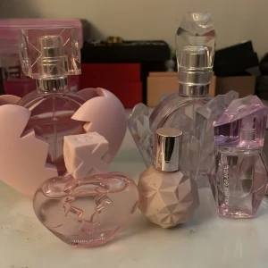 Ariana Grande parfymkollektion - Säljer flera parfymer från Ariana Grande med unika flaskor i rosa och lila toner. Flaskorna har former som hjärtan, kristaller osv, och är tillverkade i glas och plast. Perfekt för dig som gillar snygga och kreativa parfymflaskor. Pris går att diskutera och kan säljas ihop eller separat