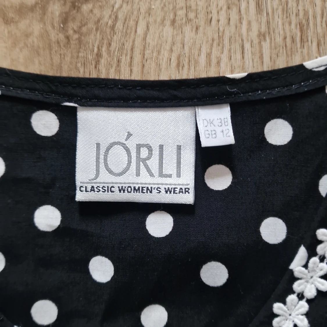 Svart blus med vita prickar  - 2