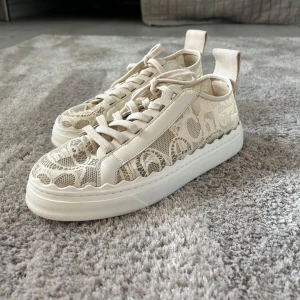 Chloé Lauren lace sneakers - Säljer mina finaste Chloé sneakers i fint skick då jag inte får så mycket användning för dom. Som syns på bilden är sulan lite smutsig (vilket såklart rengörs innan frakt) och i övrigt är de i så fint skick. Nypris ligger på cirka 6500 men kom gärna med bud, är villig att kompromissa💘SJÄLVKLART är skorna äkta! (Box medföljer inte)