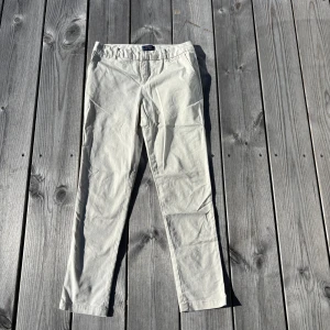 Beiga/vita golfbyxor från Polo Ralph Lauren - Snygga beiga chinos från Polo Ralph Lauren med raka ben och klassisk passform. Byxorna har sidfickor, bakfickor med knapp och bälteshällor. Tillverkade i mjuk bomull som känns skön mot huden. Perfekta för en clean och stilren look. Perfekt för sport som tex golf eller ridning. 100% äkta och de kostade 1200kr i orginalpris från polos egna affär. Mitt pris är endast 499kr Passar dig som är mellan 150-156cm lång