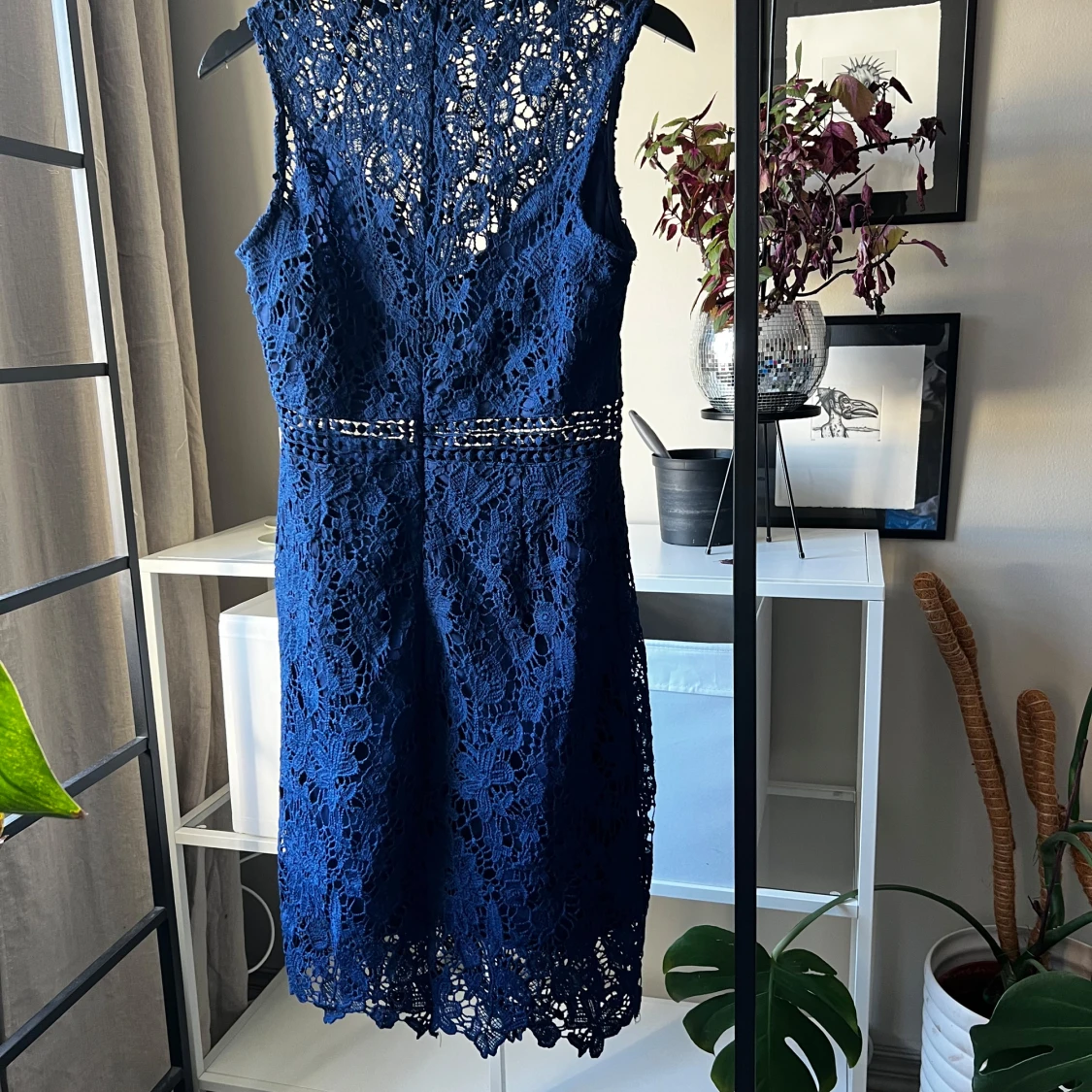 Marinblå spetsklänning PrettyLittleThing - 1