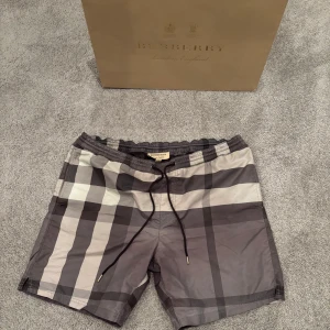 Burberry badbyxor  - Hej säljer nu dessa unika och väldigt limiterade Burberry badbyxor! Skick= 9,5/10 (inga defekter) Ny pris= 5000 kr, Säljs för= 799 kr  