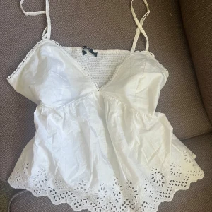 Vitt linne - Säljer mitt fina vita linne från bikbok som tyvärr inte kommer till användning 💕skriv för frågor eller bilder!