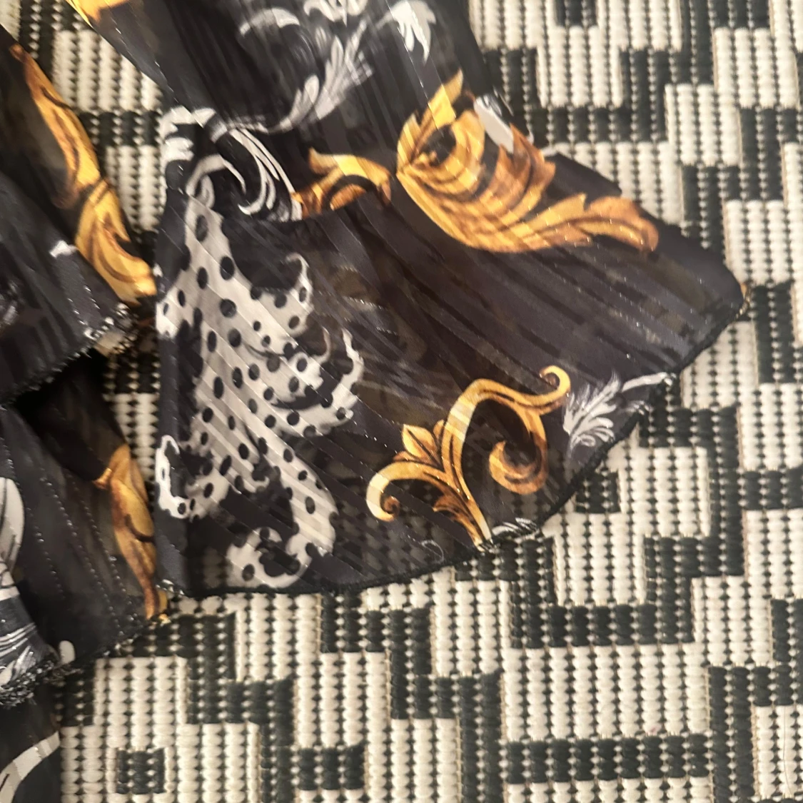 Svart och guldig mönstrad kortklänning - 2