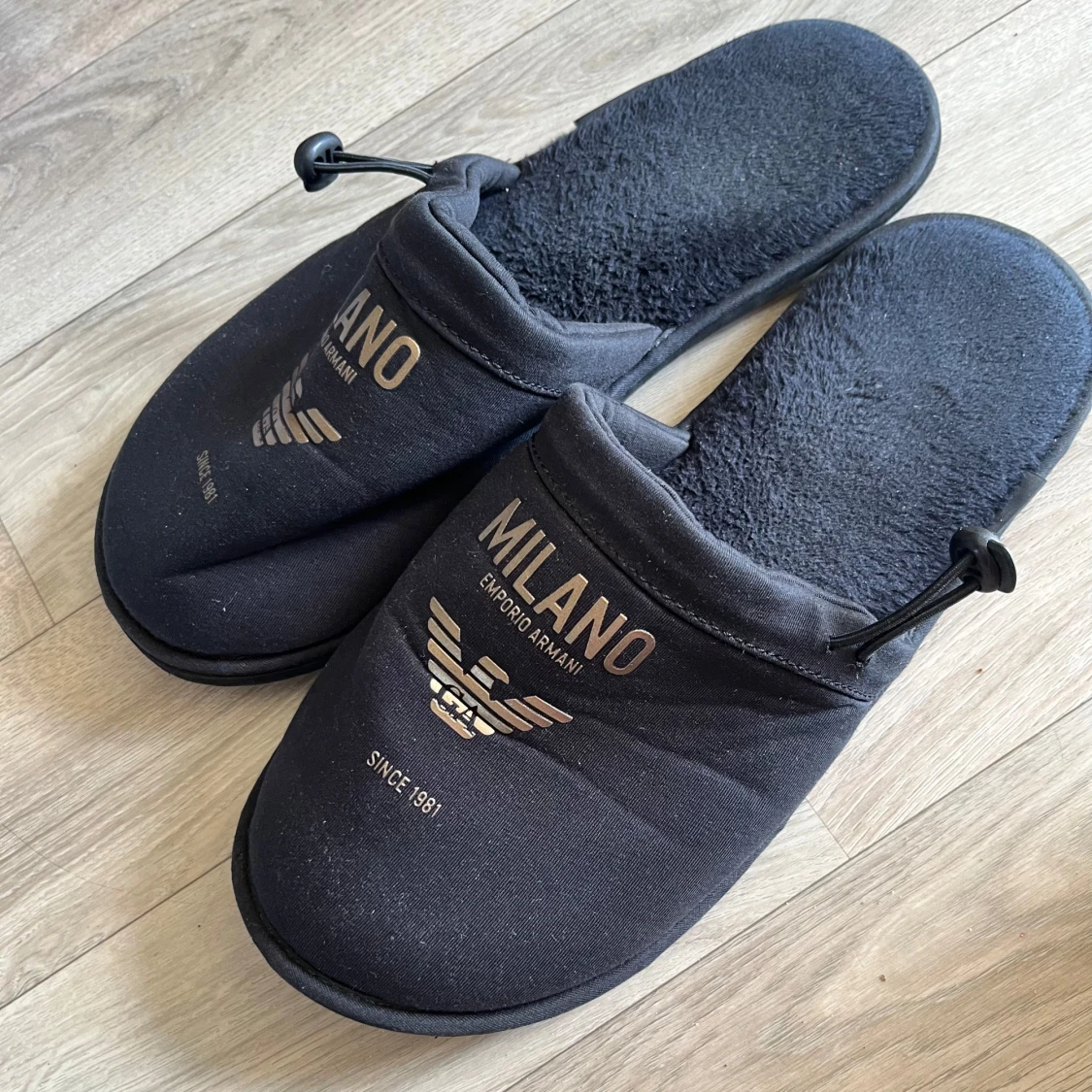 Svarta tofflor Emporio Armani Milano - 1