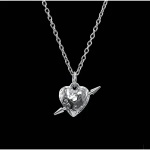 Silverfärgat halsband med hjärthänge - Kedjehalsband i silverfärg med ett coolt hjärthänge som har en pil genom sig. Hjärtat har en lite ruffad, unik yta som ger en edgy vibe. Perfekt accessoar för att lyfta din stil.