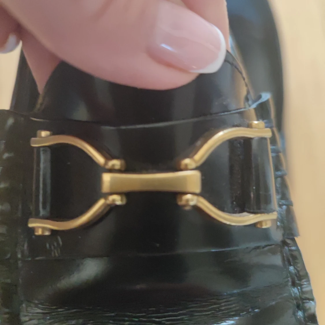 Svarta loafers med gulddetalj - 4