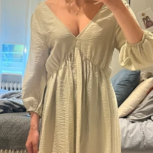 Ljus kortklänning med v-ringning - Kortklänning använd 1 gång