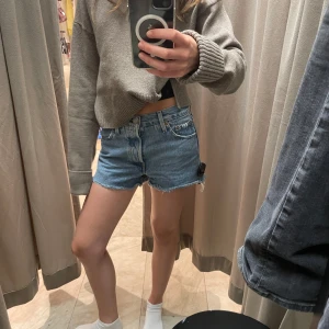 Levi's ljusblå jeansshorts med fransar - Säljer ett par klassiska ljusblå jeansshorts från Levi's i storlek 23W.