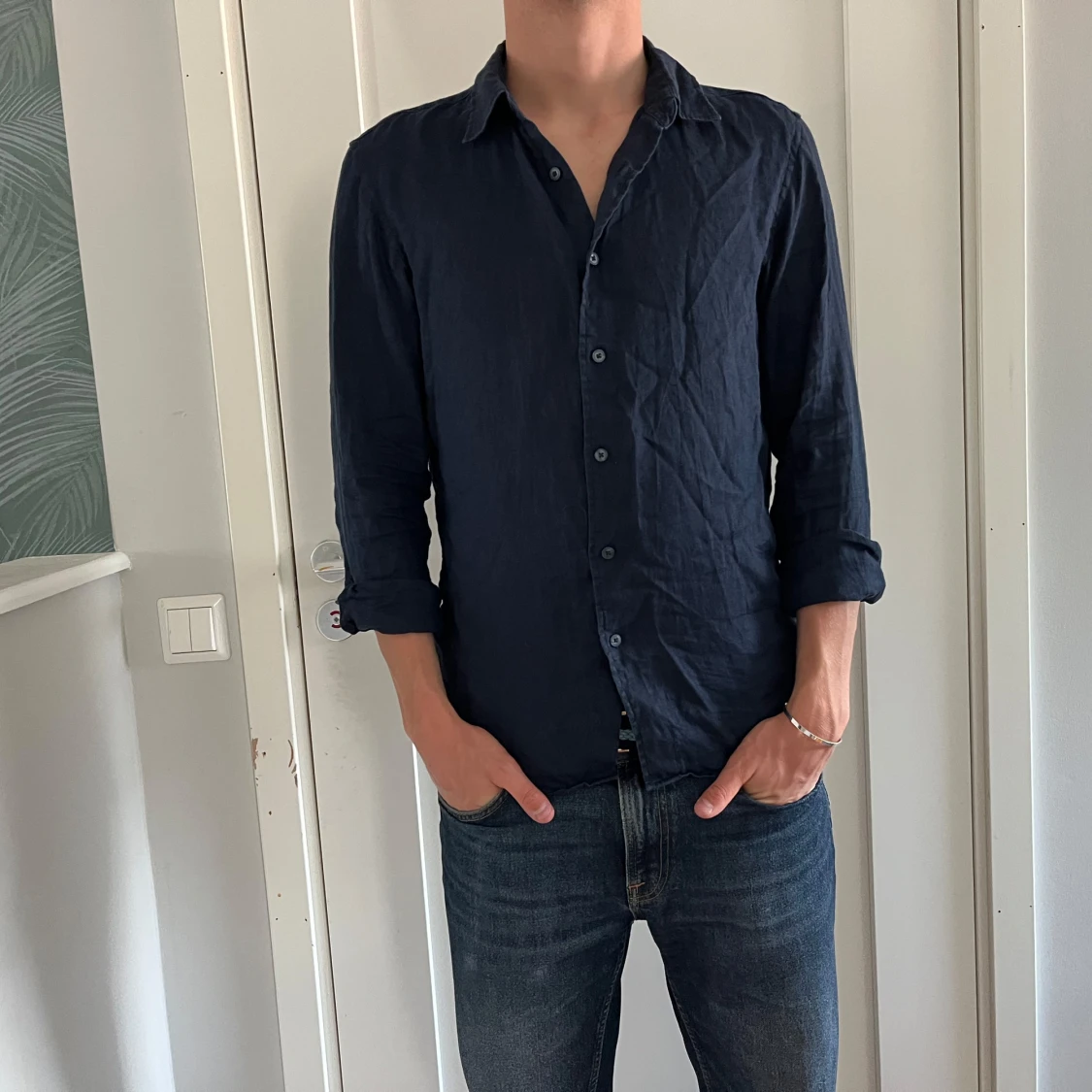 Mörkblå linneskjorta