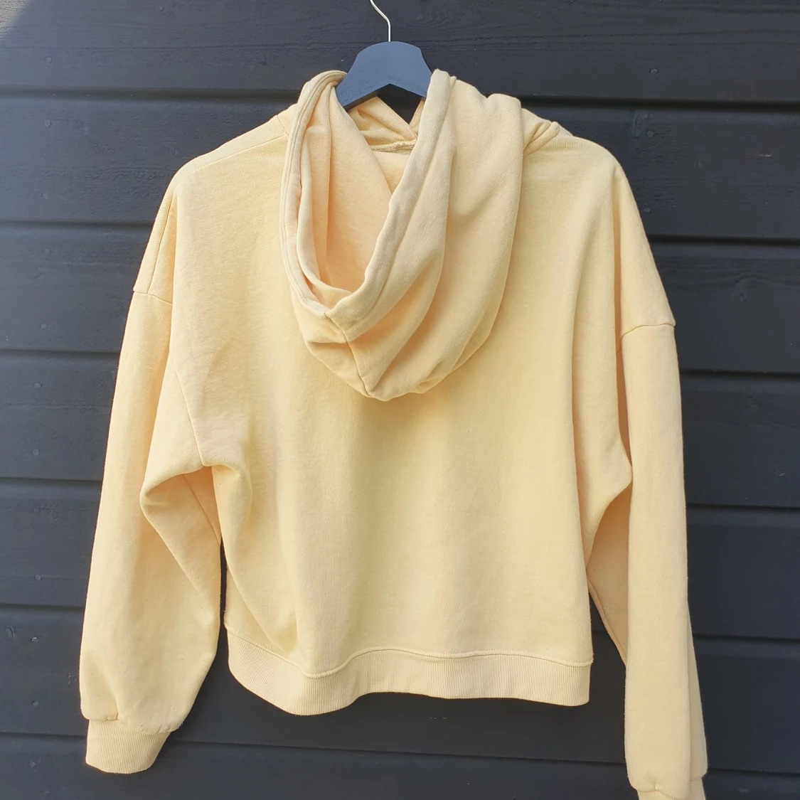 Ljusgul hoodie med handbroderad humla - 2