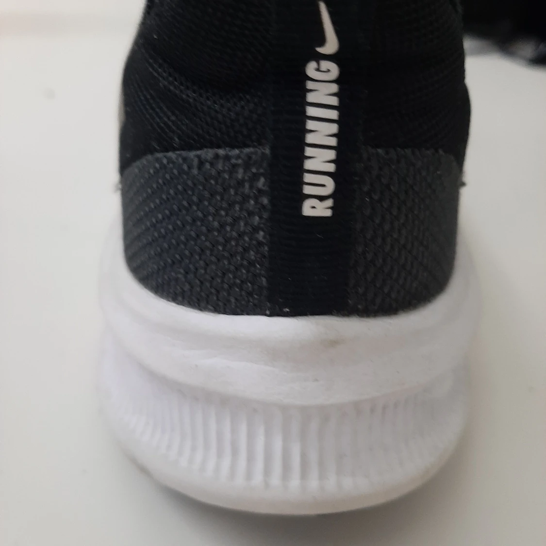 Svarta Nike löparskor med vit sula - 1