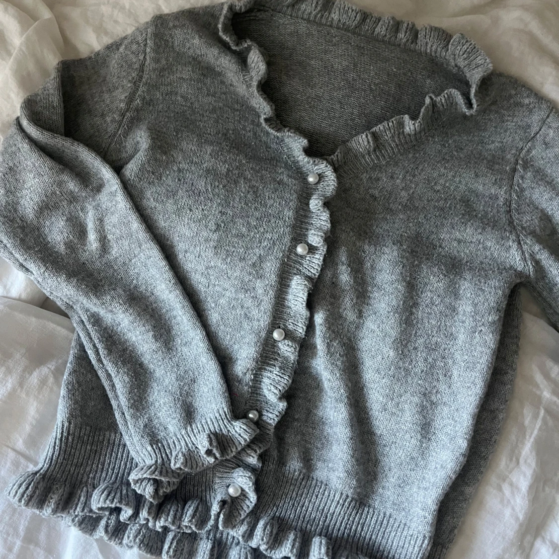 Grå kofta med volang och pärlknappar - 1