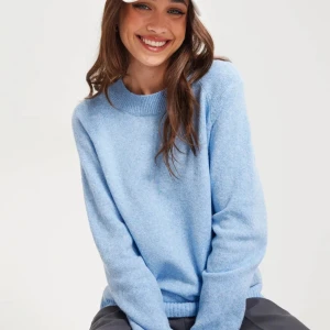 Ljusblå stickad tröja - Supermjuk ljusblå stickad tröja med rund halsringning och långa ärmar. Tröjan har en avslappnad passform och ribbade muddar vid ärmslut och nederkant. Perfekt för lager-på-lager och chill dagar.