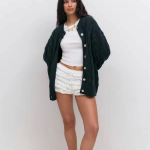 Mörkblå kabelstickad kofta Gina Tricot - Mysig mörkblå kabelstickad kofta från Gina Tricot med stora vita knappar framtill. Koftan har en oversized passform, rund halsringning och långa ärmar. Perfekt att slänga över en topp för en chill look. Prislappen är kvar 🥰