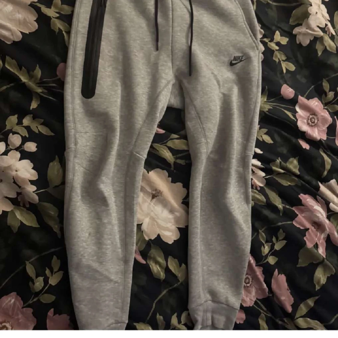 Grå mjukisbyxor från Nike - 1