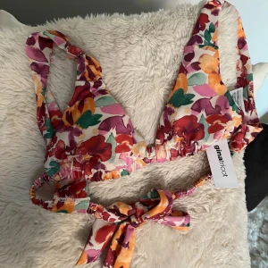 Bikini från Gina Tricot - Jättesöt blommig bikini från ginatricot i storlek xs🫶🏻lappen sitter kvar 