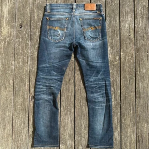  Nudie (limited edition - Väldigt snygg tvätt, limited edition från winter 2014 men i otroligt fint skick. Passform är Tube Tom. Storlek W28 L32 fast de kan bli förkortade hos nudie utan extra kostnad. 