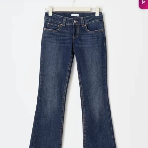 Blå bootcut jeans från GinaTricot - Snygga blåa jeans från Gina Tricot. Säljer för att dem ej passade i längden.