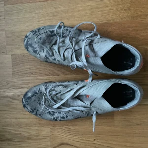 Adidas Nemeziz grå fotbollsskor - Säljer ett par Adidas Nemeziz 360 Agility fotbollsskor i grått med svart. I bra skick men använda och saknar sula. Svåra att få tag i 