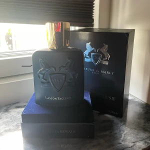 PdM Layton Exclusif - Byter/säljer denna parfym ifrån Parfums de Marly, passar perfekt till dig som gillar exklusiva och träiga dofter. Flaskan har ett nypris på 3500kr och 100/125ml är kvar i flaskan. Alla tillbehör fås med. Tar emot alla sorts byten, säljs annars för 1999kr. DM vid frågor och funderingar! 🙌🏻