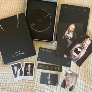 Blackpink album - Hur fint som helst och har inga defekter. Ingår två sleevade photocards på Rosé.