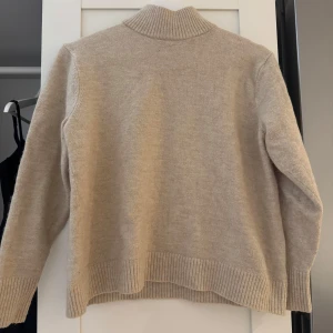 Beige stickad tröja - Perfekt till kalla vintar eller som kofta till svalare sommarkvällar, fin antingen till kostymbyxor eller varför inte en jeanskjol🤍🫧🌸Strl M men är mindre så rekommenderar till folk som är S/XS
