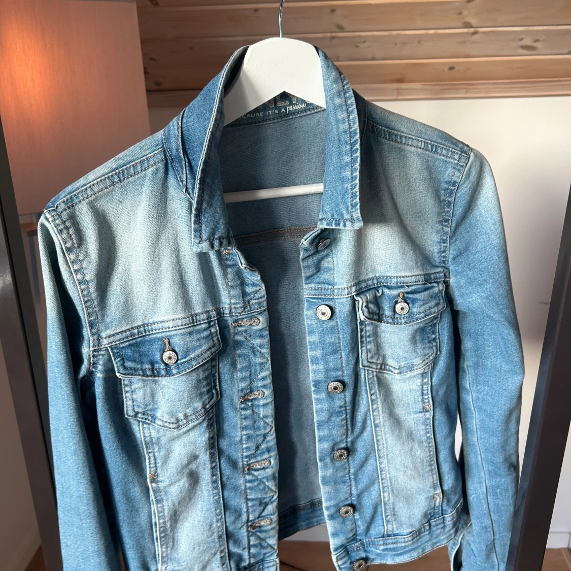 Ljusblå jeansjacka med knappar - 1