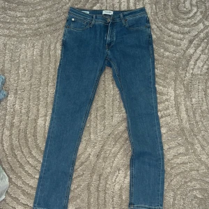 Blå skinny jeans Jack & Jones - Säljer ett par klassiska blå skinny jeans från Jack & Jones, modell Liam. 