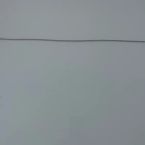 Smycken silver halsband  - En stilren och tunn halskedja i silverfärg med tvinnad design. Perfekt att bära som den är eller kombinera med ett hänge för en personlig touch. Kedjan har ett klassiskt lås och passar till många olika stilar.