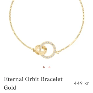 Edblad Eternal Orbit armband guld - Snyggt armband från Edblad i guldplätering med två sammanlänkade cirklar, varav en är dekorerad med gnistrande stenar. Tunn kedja och stilren design, perfekt för dig som gillar eleganta detaljer. Aldrig använd med lapp kvar och kvittot kvar!