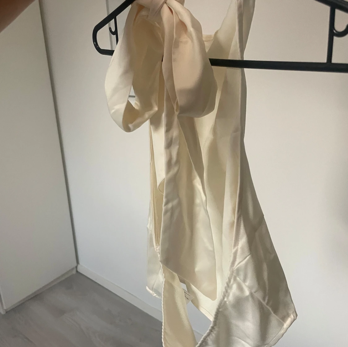 Champagnefärgad omlottopp i satin - 1