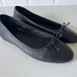 Ballerinaskor äkta läder - Ballerinaskor från H&M i äkta läder med rosett framtill!! Finns ej kvar att köpa, nypris 500kr