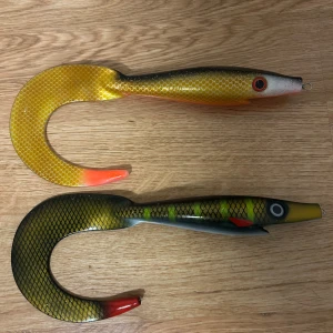 Fiskedrag: 2 giant pig tail!! - Hej!!                                                                                Säljer minst två drag vid namnet giant pig tail. Dem båda är 40cm och är helt oanvända inga märken på dem bara små stinger hål, vid intresse kan jag skicka mer bilder!!☺️(priset kan diskuteras) skitfiske på er👋👋