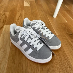 Campus 00s J ”Grey gum” - Säljer ett par helt oanvända Campus 00s J i färgen ”Grey Gum”. Köpta från Merch Sweden i stl 36 2/3. Säljer för att de är för stora. Originalkartong och extra snören (grå) kommer med 🩶Nypris 1599kr (slutsålda)
