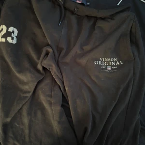 säljer ett par snygga byxor - Tja säljer ett par snygga original sweatpants från vinson, storlek 170. Skador är på Bild 2 3 de har gått sönder lite vid snörena men påverkar inte direkt andvändingen fick de trasiga. De är lite förstora för mig i midjan men det går bara att knyta. Ny pris kostar typ 320 elr nått såg de på Google