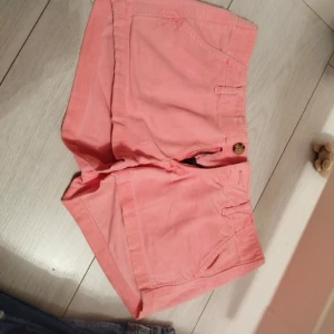low waist hollister shorts - low waist shorts från hollister🥰😇 använda typ 2 ggr