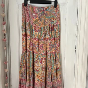 Färgglad långkjol💞 - Fin långkjol från lululia💞Den är i fint skick och nypriset ligger på 599 kr. Jag skulle säga att kjolen passar xxs-s och den säljs som teen. Måtten runt midjan är ca 66 cm och längden ca 90 cm. Passar perfekt nu i sommar!🩷🩷